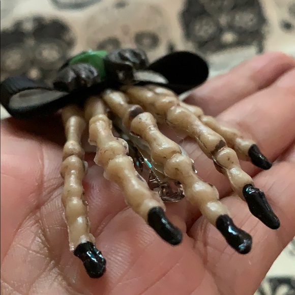 Halloween witch Hair accessory Clip Creepy hand Accessory NEW - Picture 7 of 16